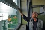 Prezes wspólnoty Henryk Zieliński przy jednym z feralnych okien, którego nie da się do końca otworzyć. Przeszkadzają rury. Poza tym okna są nieszczelne