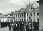 Delegacje szkół powszechnych i Rodziny Wojskowej na dziedzińcu belwederskim w maju 1935 roku 