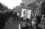 Stepan Bandera  jest dziś  na Ukrainie ukazywany jako polityk walczący z totalitarnymi dyktaturami. Na zdjęciu marsz weteranów UPA niosących portret Bandery, Kijów, 2005 r.  (fot: Efrem Lukatsky)