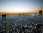 Piękna panorama ze smogiem w tle. Widok z liczącej 333 metry Tokyo Tower