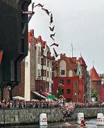 Skok Orlanda Duque z zabytkowego żurawia nad Motławą w Gdańsku, lipiec 2009 r. Zdjęcie poklatkowe (Tomek Gola/Red Bull photofiles) 