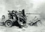 Niemieckie działo kal. 88 mm ostrzeliwuje brytyjskie czołgi pod Alamajn 