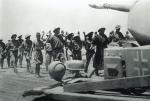 Brytyjscy jeńcy wzięci podczas ofensywy Afrika Korps na Egipt, czerwiec 1942 r.