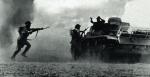 Brytyjscy piechurzy biorą do niewoli załogę niemieckiego czołgu, druga bitwa pod Alamajn, październik 1942 r. 