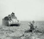 M3 Grant  z amerykańskiej 1. Dywizji Pancernej podczas bitwy na przesmyku Kasserine w Tunezji, 1943 r.