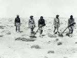 Brytyjscy saperzy z wykrywaczem min w Afryce Północnej 