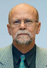 Podpis: Prof. Zbigniew Kundzewicz - Profesor nauk o Ziemi z Instytutu Środowiska Rolniczego i Leśnego PAN w Poznaniu i z Instytutu Badań nad Konsekwencjami Klimatu w Poczdamie, ekspert ONZ-owskiego Międzyrządowego Panelu ds. Zmian Klimatu (IPCC), instytucji, której raporty miały wpływ na ustalenie przez UE ograniczeń emisji gazów cieplarnianych do atmosfery.