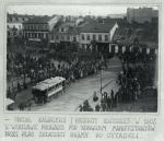 Rewolucja 1905 roku w Warszawie. Oddział kawalerii rosyjskiej konwojuje grupę manifestantów do cytadeli 