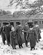 Według gen. Lwa Sockowa dowodem na „antysowieckie” i „antyalianckie” nastawienie armii Andersa były próby uchronienia się przed penetracją  ze strony NKWD – na zdjęciu Władysław Anders (w środku) wizytuje polski szpital wojskowy w ZSRR, 1941 – 1942 r.