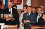 Kiedy prezydent Rosji Borys Jelcyn był w Polsce w sierpniu 1993 r., przekazał Lechowi Wałęsie m.in. raport rosyjskich ekspertów, przeczący współodpowiedzialności Polski za wybuch II wojny światowej 