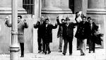 Wrzesień 1973. Lojalni wobec prezydenta Allende urzędnicy opuszczają pałac prezydencki La Moneda po puczu gen. Pinocheta