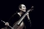 Paolo Pandolfo jest wirtuozem gry na dawnym instrumencie viola da gamba