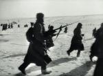 Sowiecka piechota atakuje podczas likwidacji kotła pod Stalingradem, styczeń 1943 r.  