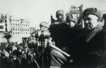 Nikita Chruszczow, komisarz polityczny Frontu Stalingradzkigo, podczas defilady w wyzwolonym Stalingradzie, luty 1943 r. 
