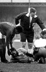Mundial 1966: Po atakach Portugalczyka Moraisa Pele już się nie podniesie.  Z lewej Eusebio