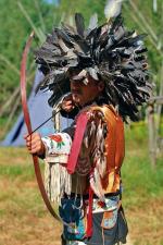 Ubranie ceremonialne plemienia Lakota. Pióropusz z piór kruka