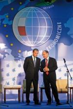 Premier  Donald Tusk  w rozmowie  z szefem  Instytutu  Studiów Wschodnich  Zygmuntem Berdychowskim (zdjęcie  z lewej)