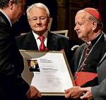 >To wyróżnienie traktuję jako uznanie dla drogi, którą kroczę jako duchowy syn Jana Pawła II – powiedział kard. Stanisław Dziwisz, odbierając nagrodę 
