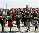 Uczestnicy kongresu  przeszli wczoraj  od bramy śmierci obozu  w Birkenau  do pomnika Ofiar