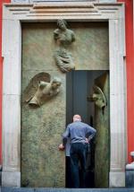 Anielskie Drzwi Igora Mitoraja już przyciągają wzrok turystów spacerujących po Starym Mieście