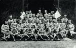 Oddział zwiadowczy. Piąty z lewej w drugim rzędzie siedzi kapitan Michał Tokarzewski-Karaszewicz, dowódca V batalionu w I Brygadzie Legionów, 1914 rok, Zagórze 