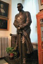 Posąg Marszałka dłuta Stanisława Ostrowskiego w nowojorskim instytucie. Monumentalną replikę ustawiono przed warszawskim Belwederem