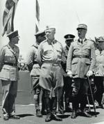 Dowódcy alianccy przyjmują defiladę w Tunisie – na pierwszym planie gen. Eisenhower i gen. Giraud