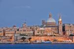 Kamienne mury  Starego Miasta Valletty  witają przypływających  na wyspę przybyszów