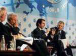 Trzeba dać ludziom więcej wolności,  by pokonać kryzys – przekonywał były premier Hiszpanii Jose Maria Aznar  (pośrodku)