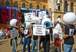 Krynickie spotkanie przyciąga również manifestantów  (Meeting in Krynica  also attracts others)