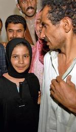 10-letnia Jemenka  Nudżud Mohammed Ali zdołała uzyskać rozwód (na zdjęciu z ojcem w sądzie w Sanie w kwietniu 2008 roku)