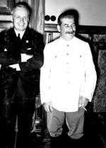 Joachim Ribbentrop i Józef Stalin po podpisaniu paktu Ribbentrop-Mołotow. Moskwa,  23 sierpnia 1939 r.