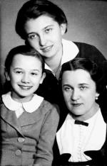 Helena Surzyńska z córkami Marylą  i Basią (u góry)