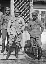 Józef Piłsudski (w środku) w towarzystwie Edwarda Rydza-Śmigłego (pierwszy z prawej) i Tadeusza Kasprzyckiego, Kraków, rok 1915 rok 