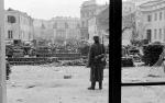 Żołnierz  niemiecki przy Pałacu Brühla. Budowla została ostatecznie wysadzona przez Niemców w 1944 roku. Na zdjęciu widać też sterty broni złożonej przez obrońców Warszawy  