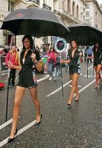 Modelki podczas pokazu na ulicach Londynu w kwietniu  2008 roku. Czy brytyjskie związki zawodowe zakażą takich występów?  