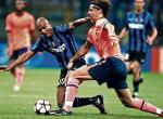 ≥Między niedawnymi kolegami: Maicon zasłania piłkę przed Zlatanem Ibrahimoviciem. Inter postawił na siłę i zatrzymał Barcelonę (fot: Luca Bruno)