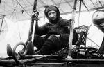 Ten człowiek jako pierwszy latał nad Warszawą. Pocztówka z epoki  przedstawia Georgesa  Legagneux  – pioniera stołecznej awiacji. Za pilotem widać zwykły fotel – czyżby dla odważnego pasażera?