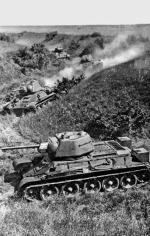Sowieckie T-34 zmierzają na pole walki 