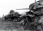 Zniszczony czołg niemiecki i sowiecki na polu bitwy pod Prochorowką, lipiec 1943 r.