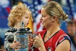 Kim Clijsters z córką i  pucharem zdobytym w US Open 