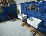 Zabytkowe umywalki  na pedały w odnowionej auli Kliniki GinekologiiUJ 