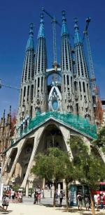 Sagrada Familia to najważniejsze dzieło architekta Antonia Gaudiego, który wielokrotnie zmieniał projekt i nie zdążył go skończyć 