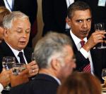 Podczas uroczystej kolacji prezydent Lech Kaczyński siedział tuż obok przywódcy USA