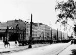 1 października 1939 r.  – kolumna niemieckiej piechoty skręca z ulicy Rakowieckiej  w Puławską.  Po lewej stronie – zajezdnia tramwajowa mieszcząca się w rejonie  dzisiejszej  Goworka