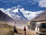 Do stóp Mount Everestu od chińskiej strony można podjechać ciężarówką, autobusem i taksówką