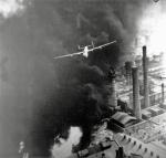 Brytyjski bombowiec Avro Lancaster bombarduje niemieckie zakłady chemiczne w Bitterfeld-Wolfen, 1943 r.