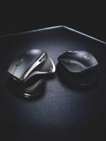 Performance Mouse XT. Firma Logitech stworzyła myszkę do zadań specjalnych. Zapewnia precyzyjną kontrolę nad kursorem praktycznie na każdej powierzchni, posiada stabilną technologię bezprzewodową, a cztery przyciski obsługiwane kciukiem pozwalają na przeskakiwanie między otwartymi oknami i aplikacjami, przybliżanie czy oddalanie zdjęć. Cena: 419 zł.