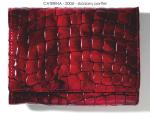 Portfel Caterina został zrobiony z czerwonej lakierowanej skóry krokodyla. Praktyczny, klasyczny, a jednocześnie bardzo kobiecy. Cena: 200 zł.