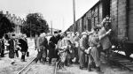 Przez obóz w Pruszkowie przewinęło się około pół miliona ludzi. Część rozwieziono po Generalnej Guberni, część pojechała  na roboty do Niemiec.  Powstańcy pojechali do obozów jenieckich. Na zdjęciu ich załadunek do wagonów